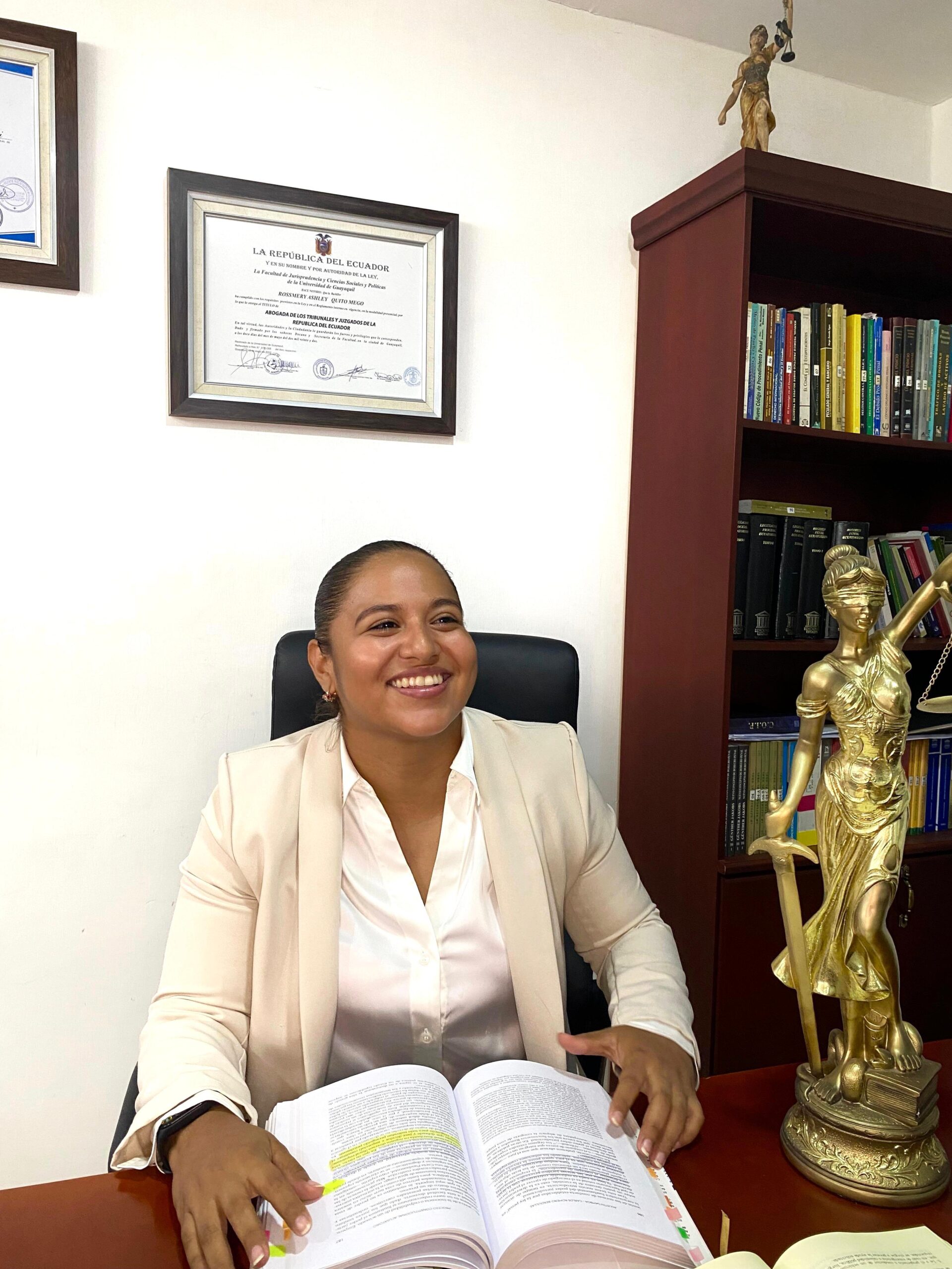 Daniela Castro, abogada especializada en derecho laboral y penal en Ecuador. Asesora y docente de derecho.